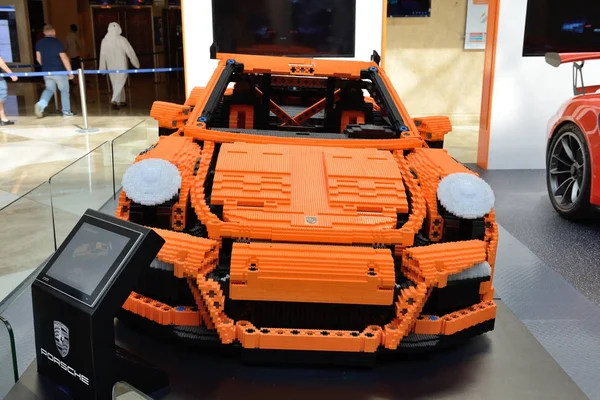 DUBAI, Emirados Árabes Unidos - NOVEMBRO 17: O Lego-made Porsche GT 3RS está no Dubai Motor Show 2017 em novembro 17, 2017 — Fotografia de Stock