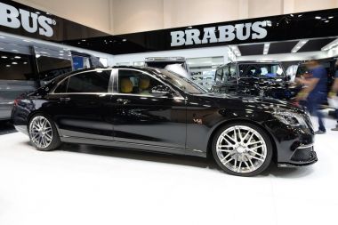 Dubai, Birleşik Arap Emirlikleri - 18 Kasım: Mercedes Maybach S600 Brabus 900 Dubai Motor Show 2017 üzerinde 18 Kasım 2017 arabadır 