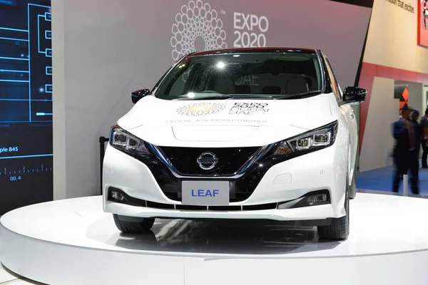 ДУБАЙ, ОАЭ - 18 НОЯБРЯ: Новый электромобиль Nissan 2018 Leaf появится на автосалоне в Дубае 18 ноября 2017 года — стоковое фото