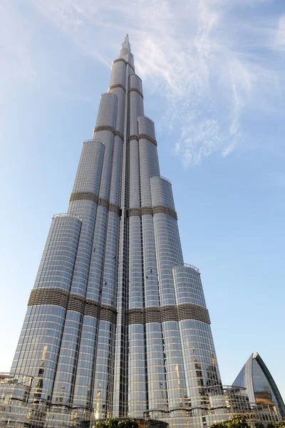 DUBAI, Emirados Árabes Unidos - NOVEMBRO 19: A vista sobre Burj Khalifa ao pôr do sol. É o arranha-céu mais alto do mundo (828m de altura, 160 andares) em 19 de novembro de 2017 — Fotografia de Stock