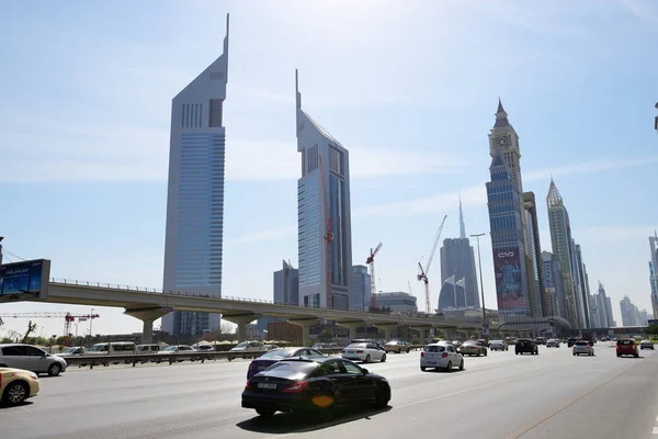 ДУБАЙ, ОАЭ - 19 НОЯБРЯ: Вид на Эмиратские башни и дорогу Шейха Зайеда 19 ноября 2017 года. Комплекс Emirates Towers расположен в более чем 570 000 м2 — стоковое фото