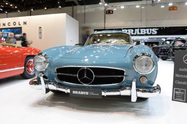 Dubai, Birleşik Arap Emirlikleri - 18 Kasım: Brabus Mercedes-Benz 300sl araba ile çevrilmiş Dubai Motor Show 2017 üzerinde 18 Kasım 2017 üzerinde olduğunu 