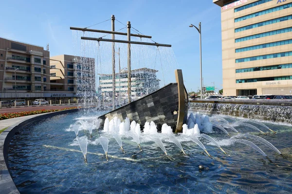 DUBAI, UAE - NOVEMBER 19: The fountain decoration of the street in Dubai city on November 19, 2017 in Dubai, United Arab Emirates.  In the city of artificial channel length of 3 kilometers along the Persian Gulf. — Stock Photo, Image