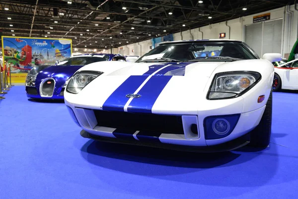DUBAI, Émirats arabes unis - 18 NOVEMBRE : La voiture de course Ford GTX1 sera au Salon de Dubaï le 18 novembre 2017 — Photo