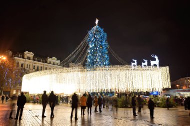 Kiev, Ukrayna - 28 Aralık: Ve grup insanlar ve yılbaşı ağacının arka plan üzerinde 28 Aralık 2017 Kiev, Ukrayna
