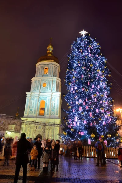QUIIV, UCRÂNIA - 28 DE DEZEMBRO: O grupo de pessoas faz foto e a Torre do Sino da Catedral de Saint Sofias e da Árvore de Ano Novo em segundo plano em 28 de dezembro de 2017 em Kiev, Ucrânia — Fotografia de Stock