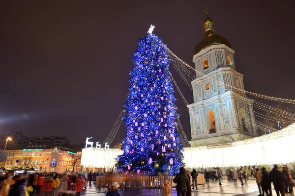 QUIIV, UCRÂNIA - 28 DE DEZEMBRO: O grupo de pessoas e a Torre do Sino da Catedral de Santa Sofia e a Árvore de Ano Novo em segundo plano em 28 de dezembro de 2017 em Kiev, Ucrânia — Fotografia de Stock