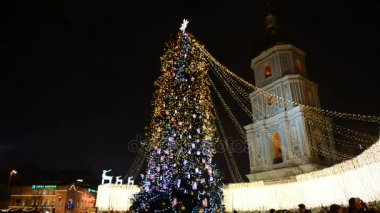 Kiev, Ukrayna - 28 Aralık: Ve grup insanlar ve çan kulesi Saint Sofias Katedrali ve yeni yıl ağacı arka plan üzerinde 28 Aralık 2017 Kiev, Ukrayna