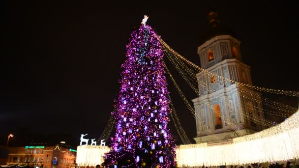 Kyiv Ukraine Dezember 2017 Die Menschengruppe Und Der Glockenturm Der — Stockvideo