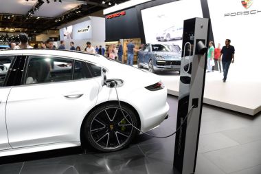 Dubai, Birleşik Arap Emirlikleri - 17 Kasım: Porsche Panamera E-Hybrid Dubai Motor Show 2017 üzerinde 17 Kasım 2017 arabadır