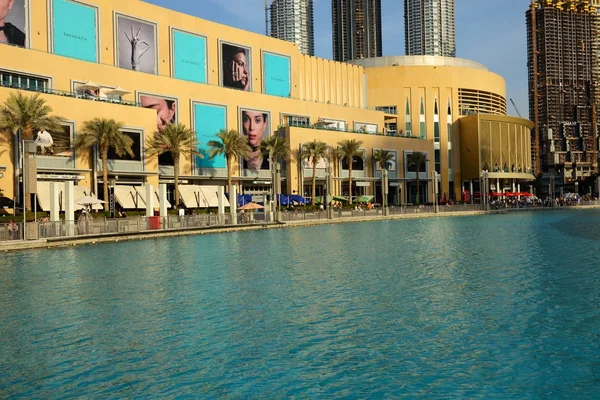 ДУБАЙ, ОАЭ - 19 НОЯБРЯ: Dubai Mall является крупнейшим в мире торговым центром. Он расположен в комплексе Бурдж-Халифа и имеет магазины внутри 19 ноября 2017 г. — стоковое фото
