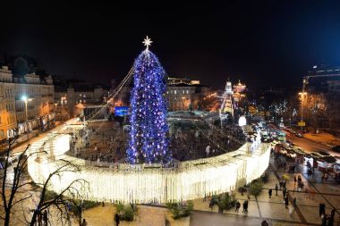 Kiev, Ukrayna - 28 Aralık: Görünümü üzerinde yılbaşı ağacı ve St. Michael'ın Golden-Domed Manastırı üzerinde 28 Aralık 2017 Kiev, Ukrayna