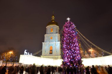 Kiev, Ukrayna - 28 Aralık: Ve grup insanlar ve çan kulesi Saint Sofias Katedrali ve yeni yıl ağacı arka plan üzerinde 28 Aralık 2017 Kiev, Ukrayna