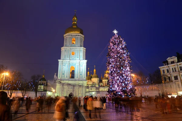 QUIIV, UCRÂNIA - 28 DE DEZEMBRO: O grupo de pessoas e a Torre do Sino da Catedral de Santa Sofia e a Árvore de Ano Novo em segundo plano em 28 de dezembro de 2017 em Kiev, Ucrânia — Fotografia de Stock
