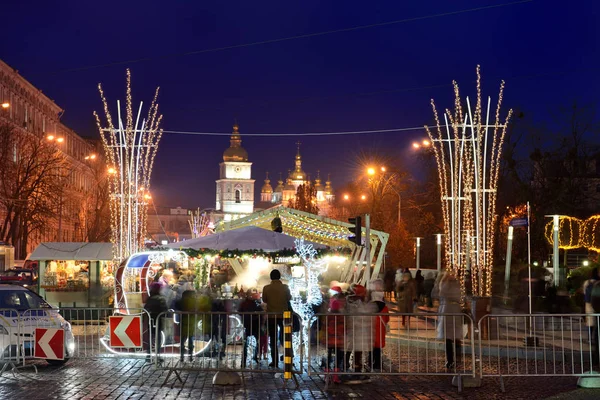 QUIIV, UCRÂNIA - 28 DE DEZEMBRO: A vista sobre o Mosteiro de Cúpula Dourada de São Miguel e a rua com lojas em 28 de dezembro de 2017 em Kiev, Ucrânia — Fotografia de Stock