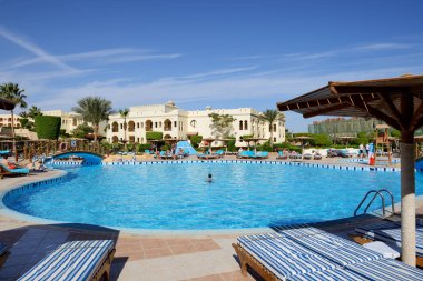 SHARM EL SHEIKH, EGYPT - 29 Kasım 2013 'te turistler Sharm el Sheikh, Mısır' da popüler bir otelde tatildeler. 2013 yılında Mısır 'ı 12 milyona kadar turist ziyaret etti.