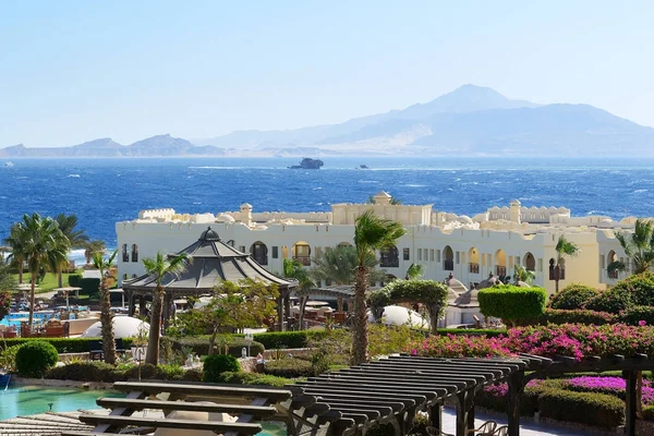 La piscina cerca del restaurante al aire libre en el hotel de lujo, Sharm el Sheikh, Egipto — Foto de Stock