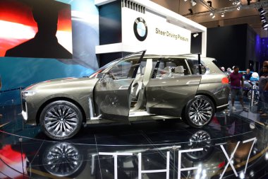 Dubai, Birleşik Arap Emirlikleri - 17 Kasım: Bmw konsept X7 iperformance Dubai Motor Show 2017 üzerinde 17 Kasım 2017 üzerinde olduğunu 