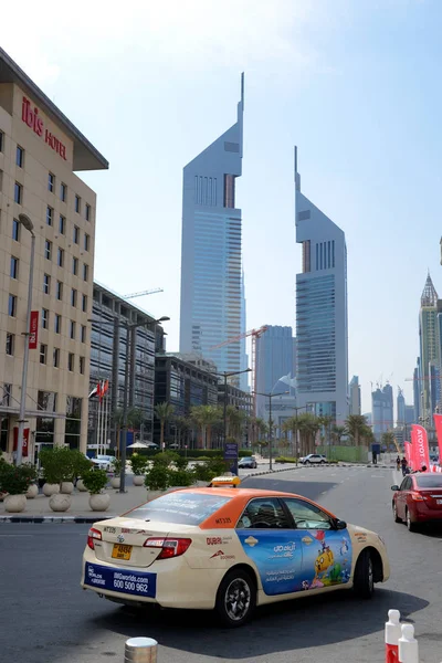 DUBAI, Emiratos Árabes Unidos - 17 de noviembre: The Emirates Towers, y Taxi car el 17 de noviembre de 2017. El complejo Emirates Towers se encuentra en más de 570.000 m2 — Foto de Stock