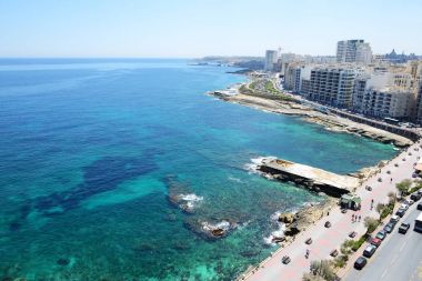 Plaj ve deniz kıyısında, Malta görünümü