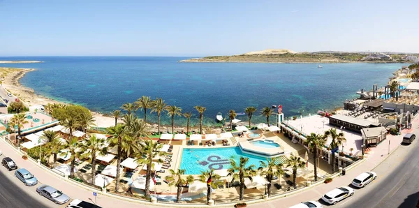 Buġibba, Malta - 23 April: Turisterna är på semester på populära hotel den 23 April 2015 i Buġibba, Malta. Mer sedan 1,6 miljoner turister förväntas besöka Malta år 2015. — Stockfoto