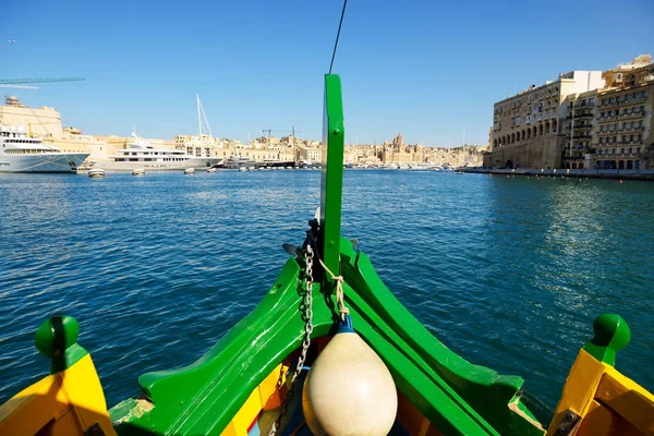 A viagem de cruzeiro no tradicional barco luzzu maltês, Malta — Fotografia de Stock