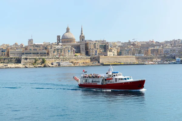 SLIEMA, MALTA - 22 DE ABRIL: O barco a motor para cruzeiros de turistas e vista em Valletta em 22 de abril de 2015 em Sliema, Malta. Mais de 1,6 milhões de turistas é esperado para visitar Malta no ano 2015 . — Fotografia de Stock