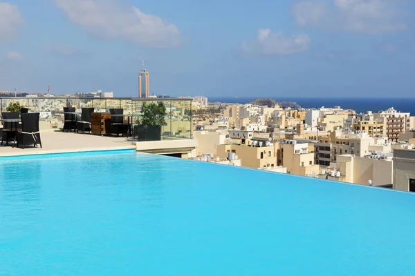 La piscina sulla cima dell'edificio dell'hotel, Malta — Foto Stock