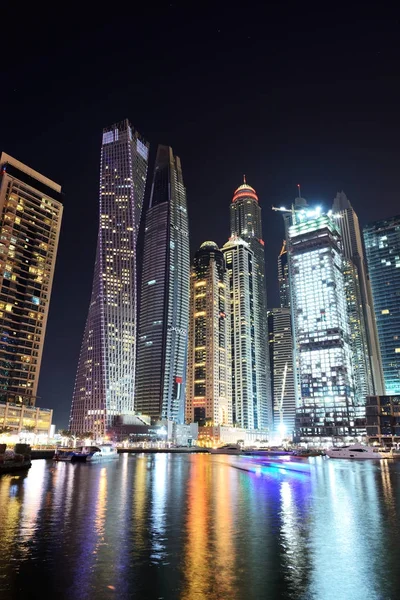 DUBAI, Emirados Árabes Unidos - NOVEMBRO 19: A iluminação noturna de Dubai Marina e Cayan Tower em 19 de novembro de 2017 em Dubai, Emirados Árabes Unidos. É uma cidade de canal artificial, construída ao longo de um trecho de 3 km da costa do Golfo Pérsico . — Fotografia de Stock