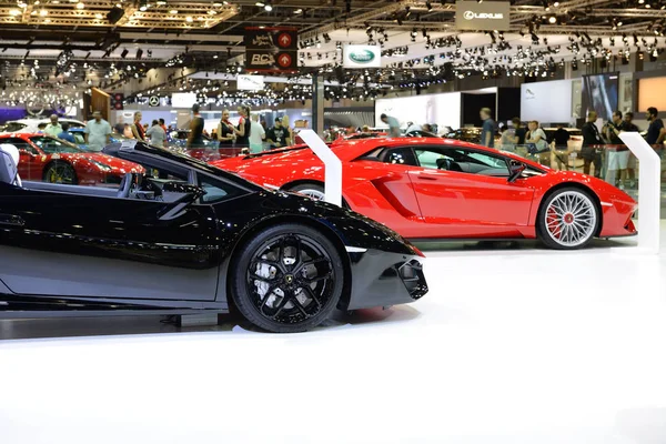 DUBAI, Émirats arabes unis - 17 NOVEMBRE : Les voitures de sport Lamborghini Huracan Spyder et Aventador S Coupe seront au Salon de Dubaï 2017 le 17 novembre 2017 — Photo