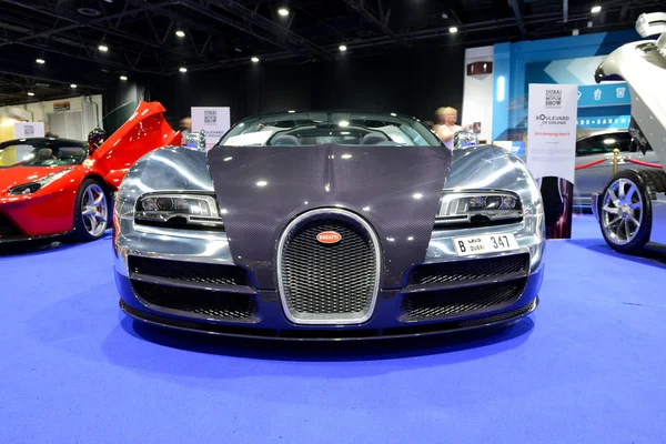 DUBAI, Emirati Arabi Uniti - 18 NOVEMBRE: La vettura sportiva Bugatti Veyron 6.4 Grand Sport Vitesse è in Boulevard of Dreams al Motor Show di Dubai 2017 il 18 novembre 2017 — Foto Stock