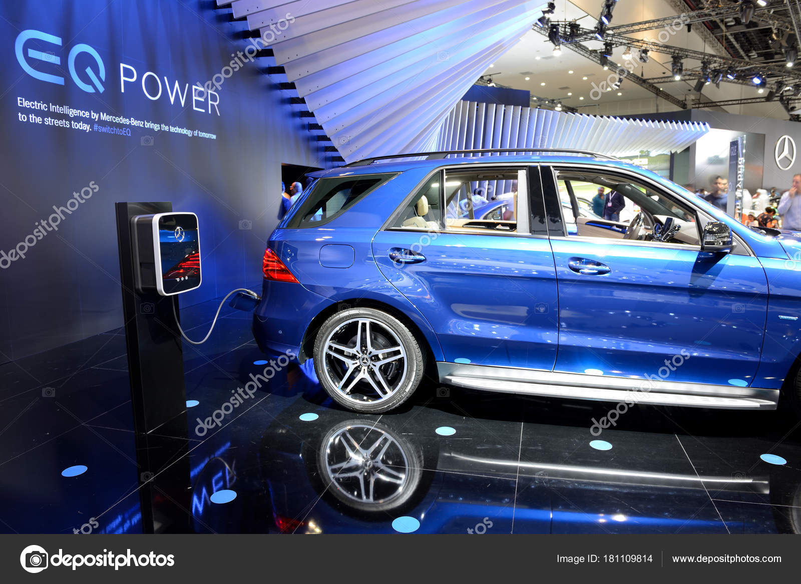 Dubai Uae November 17 The Mercedes Benz Gle 500e 4matic