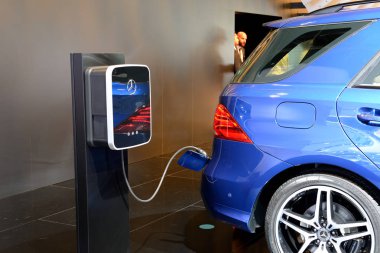 Dubai, Birleşik Arap Emirlikleri - 17 Kasım: Mercedes Benz şıya 500e 4MATIC takın hybrid Suv Dubai Motor Show 2017 üzerinde 17 Kasım 2017 üzerinde olduğunu.