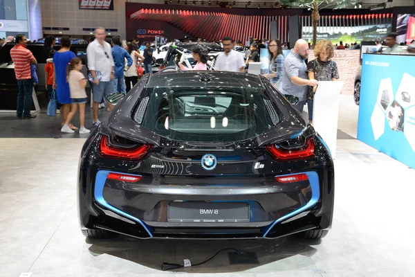 DUBAI, Emiratos Árabes Unidos - 18 de noviembre: El BMW i8 coche eléctrico está en Dubai Motor Show 2017 el 18 de noviembre de 2017 —  Fotos de Stock