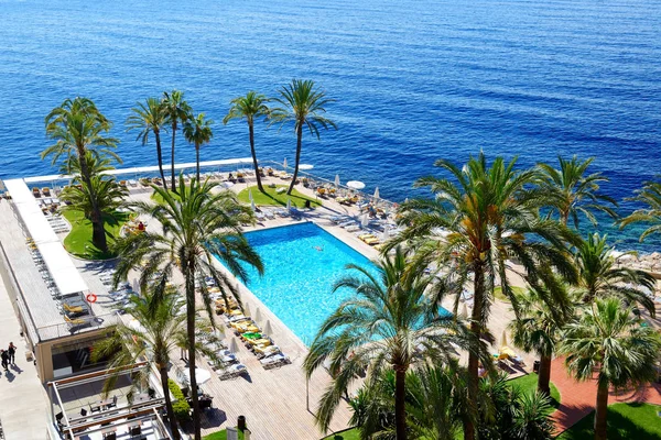 Praia e piscina no hotel de luxo, Maiorca, Espanha — Fotografia de Stock