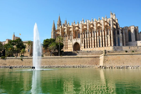 La fontana vicino alla Cattedrale di Santa Maria di Palma a Palma di Maiorca, Spagna — Foto Stock