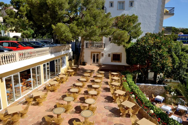 El restaurante al aire libre en hotel de lujo, Mallorca, España — Foto de Stock