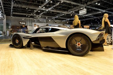 Dubai, Birleşik Arap Emirlikleri - 18 Kasım: Aston Martin Valkyrie hibrid elektrikli spor otomobil Dubai Motor Show 2017 üzerinde 18 Kasım 2017 üzerinde olduğunu. 
