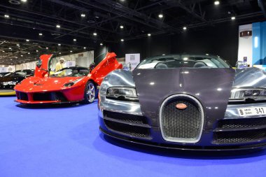 Dubai, Birleşik Arap Emirlikleri - 18 Kasım: Bugatti Veyron 6.4 Grand Sport Vitesse ve Ferrari Laferrari sportscars Boulevard of Dreams Dubai Motor Show 2017 üzerinde 18 Kasım 2017 yanıyor 