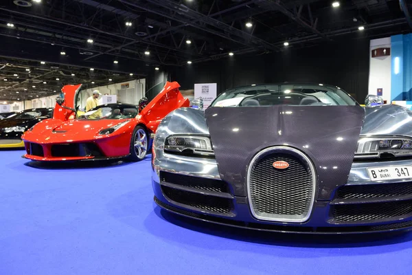 Dubai, Ηνωμένα Αραβικά Εμιράτα - 18 Νοεμβρίου: Η Bugatti Veyron 6.4 Grand Sport Vitesse και Ferrari Laferrari sportscars είναι στην λεωφόρο των ονείρων στο Ντουμπάι Motor Show 2017 στις 18 Νοεμβρίου 2017 — Φωτογραφία Αρχείου