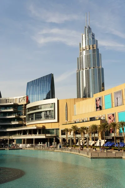 DUBAI, UAE - NOVEMBER 19: The Dubai Mall is the world's largest shopping mall.  It is located in Burj Khalifa complex and has 1200 shops inside on November 19, 2017 — Stock Photo, Image