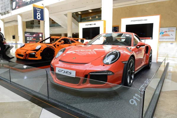 DUBAI, Émirats arabes unis - 18 NOVEMBRE : La Porsche GT 3RS et la Porsche 911 GT 3RS, fabriquées par Lego, seront au Salon de Dubaï le 18 novembre 2017 — Photo