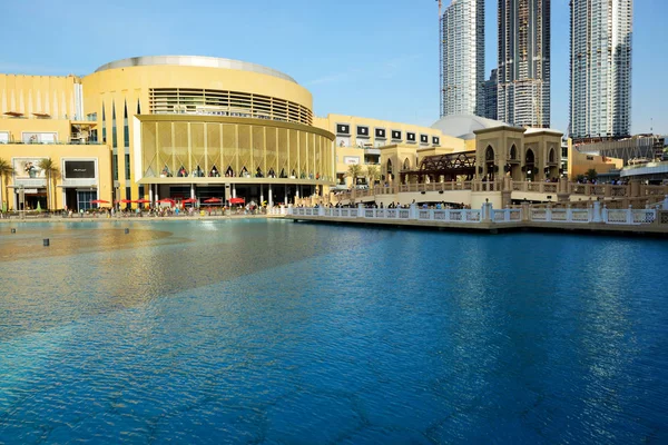 DUBAI, Emiratos Árabes Unidos - 19 de noviembre: El Dubai Mall es el centro comercial más grande del mundo. Se encuentra en el complejo Burj Khalifa y tiene 1200 tiendas en el interior el 19 de noviembre de 2017 — Foto de Stock