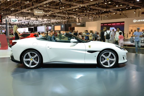 ДУБАЙ, ОАЭ - 17 НОЯБРЯ: Спортшрам Ferrari Portofino на Дубайском автосалоне 2017 17 ноября 2017 года — стоковое фото
