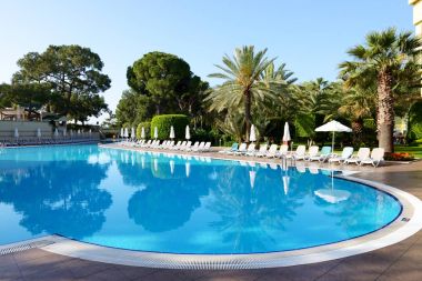 Antalya, Türkiye 'deki lüks otelde yüzme havuzu