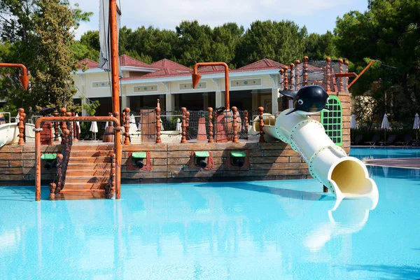 Piscina con toboganes de agua en hotel de lujo, Antalya, Turquía — Foto de Stock