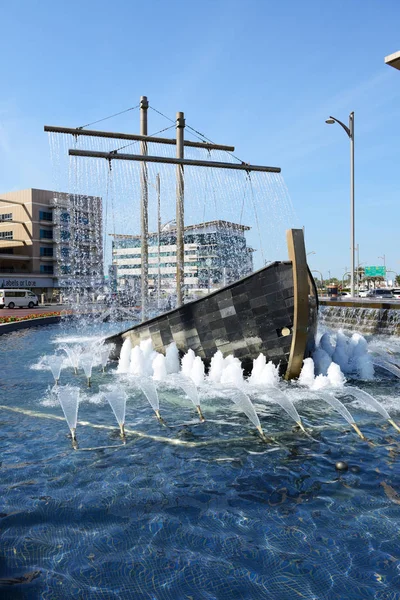 DUBAI, UAE - NOVEMBER 19: The fountain decoration of the street in Dubai city on November 19, 2017 in Dubai, United Arab Emirates.  In the city of artificial channel length of 3 kilometers along the Persian Gulf. — Stock Photo, Image