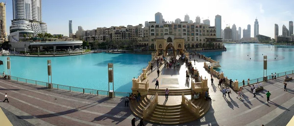 迪拜, 阿联酋-11月19日: 关于露天市场巴哈和游客的看法在迪拜购物中心附近。它是世界上最大的购物中心。它位于哈里发大厦, 并在2017年11月19日内有1200家店铺 — 图库照片