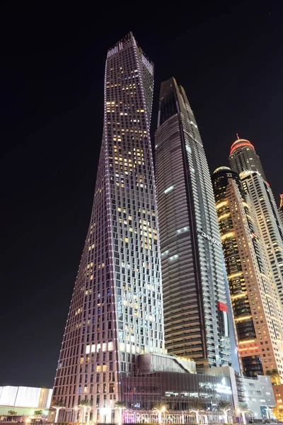 DUBAI, Emirados Árabes Unidos - NOVEMBRO 19: A iluminação noturna de Dubai Marina e Cayan Tower em 19 de novembro de 2017 em Dubai, Emirados Árabes Unidos. É uma cidade de canal artificial, construída ao longo de um trecho de 3 km da costa do Golfo Pérsico . — Fotografia de Stock