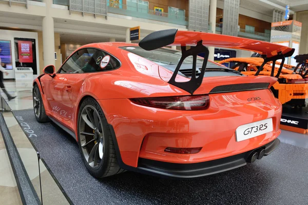 DUBAI, Émirats Arabes Unis - 18 NOVEMBRE : La Porsche 911 GT 3RS et la Porsche GT 3RS fabriquées par Lego sont au Salon de Dubaï le 18 novembre 2017 — Photo